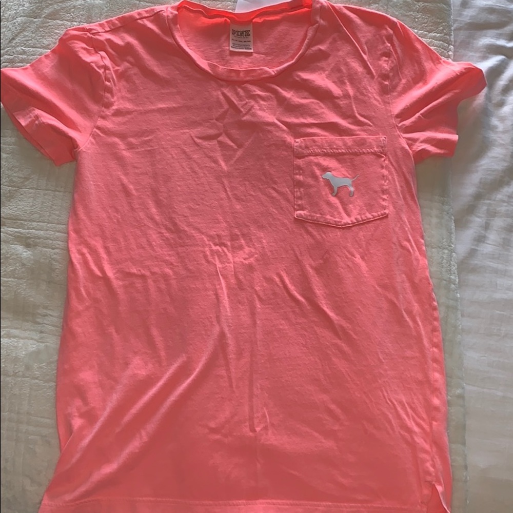 pink t shirt